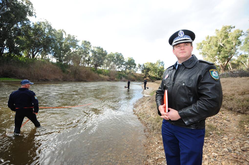 ORANA LAC crime manager, Inspector Rod Blackman and police divers on the banks of the Macquarie River yesterday afternoon. Photo BELINDA SOOLE