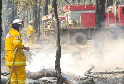 o FIGHTING: Firefighters mop up parts of the Goonoo State Forest, near Dubbo, yesterday.PHOTO: NIKKI ROBERTS