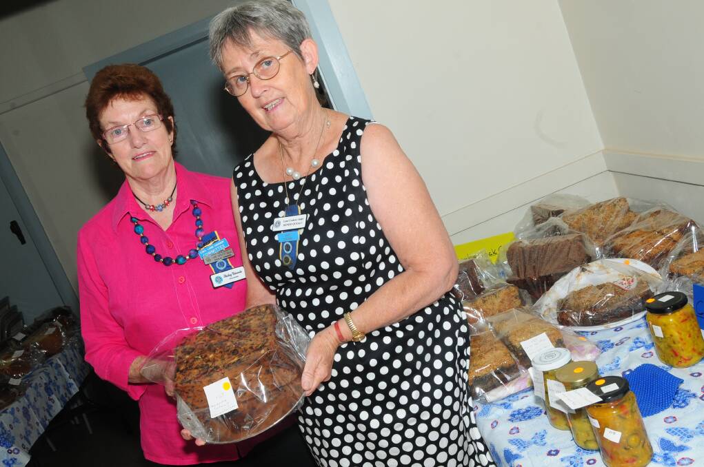 Judge Shirley Edwards and Country Women s Association (CWA) Macquarie Group Land Cookery Competition officer Denise Quealy with the winning fruit cake entry at Dubbo.		Photo: KATHRYN O'SULLIVAN