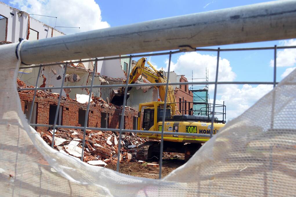 Machinery was brought in yesterday afternoon for the final push in the demolition of the nurses' quarters at Dubbo Base Hospital. Photo: BELINDA SOOLE