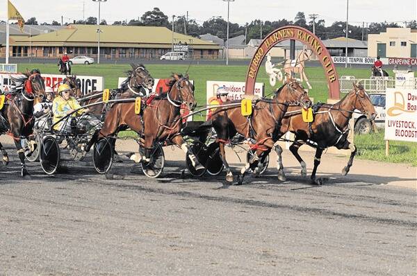 Harness racing at its best Dubbo last Sunday when Great Western Star (centre) defeated Gatrich Jack (inside) and Safe Guy (outside) in the Robin Hood at Yirribee Stud Pace.