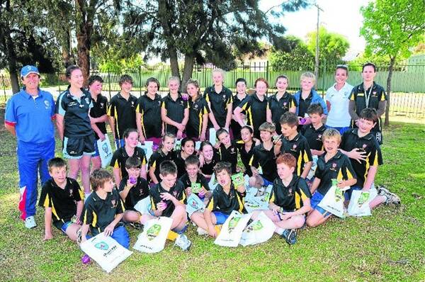 Year 6 students from St Pius with NSW cricket’s Mick Jeffrey, Lisa Griffith and Jane Livesey.