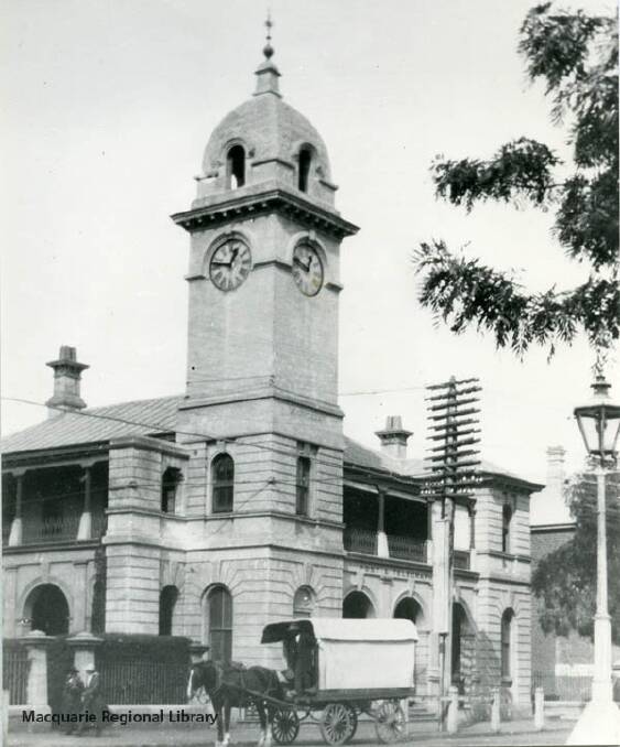 Dubbo post office in 1916. A gas light is in the centre of Macquarie Street. A delivery wagon waits as two women pass the Dubbo gaol gates. Image Macquarie Regional Library.