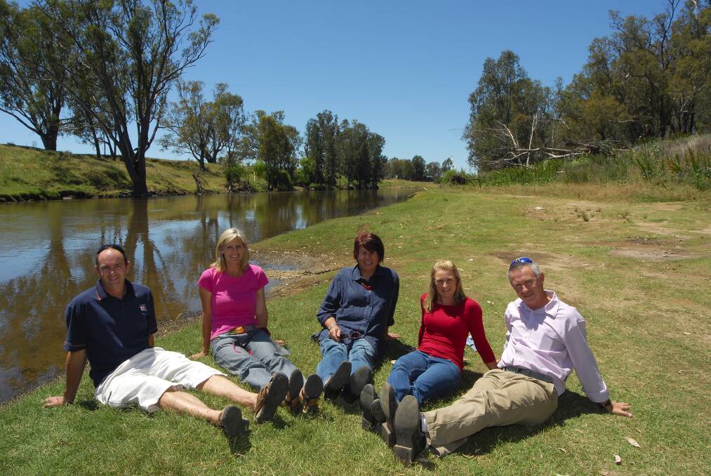 Rodney Price from the Department of Primary Industries fishing and aquaculture, Libby McIntyre Dubbo Macquarie River Bushcare, Mary Kovac Dubbo Macquarie River Bushcare, Sam Davis Department of Primary Industries fishing and aquaculture and Lynton Auld Dubbo City Coucil manager landcare services. 												           Photo: BELINDA SOOLE