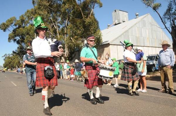 The pipe band marches through the town at yesterday’s Tullamore Irish Festival.	Photo: JOSH HEARD