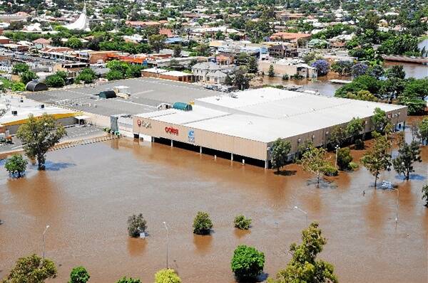 Centro Dubbo, which contains shops and food outlets, was closed for business yesterday as floodwaters filled the under cover car park at the rear of the building. Photo: AMY GRIFFITHS