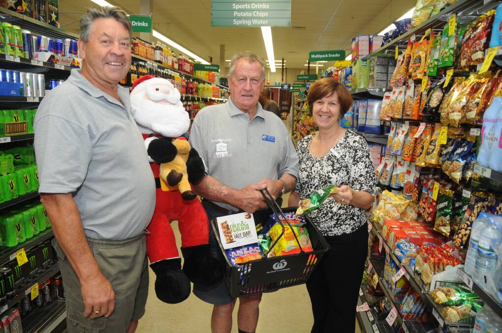 Dubbo Community Men's Shed members Phil Knight and Kevin Sinclair with Woolworths Delroy Park store manager Gai Hicks. 							   Photo: AMY MCINTYRE