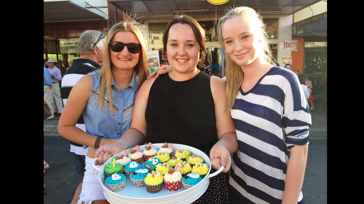 COWRA: It was a big night out in Cowra last Friday night with stalls, dancers, singers, Christmas shoppers and even a petting zoo lighting up Kendal Street. Beth Moore and Peta and Jane Sharkey sold their homemade cupcakes.