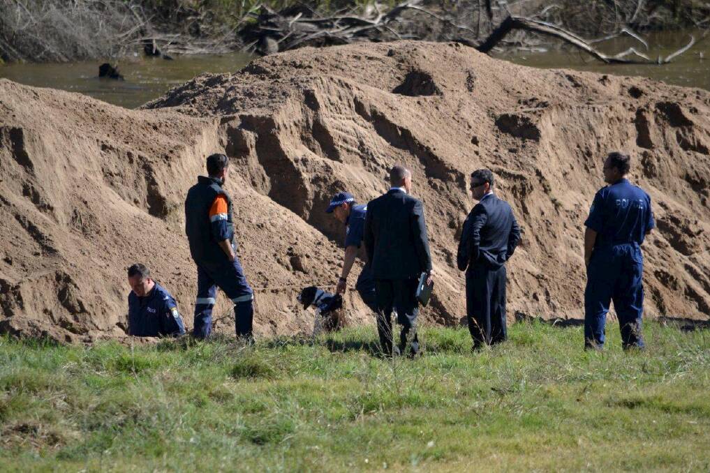 Police searching the Butlers Falls area south of Dubbo for the body of Lateesha Nolan on April 12. 	                Photo: Simon Chamberlain