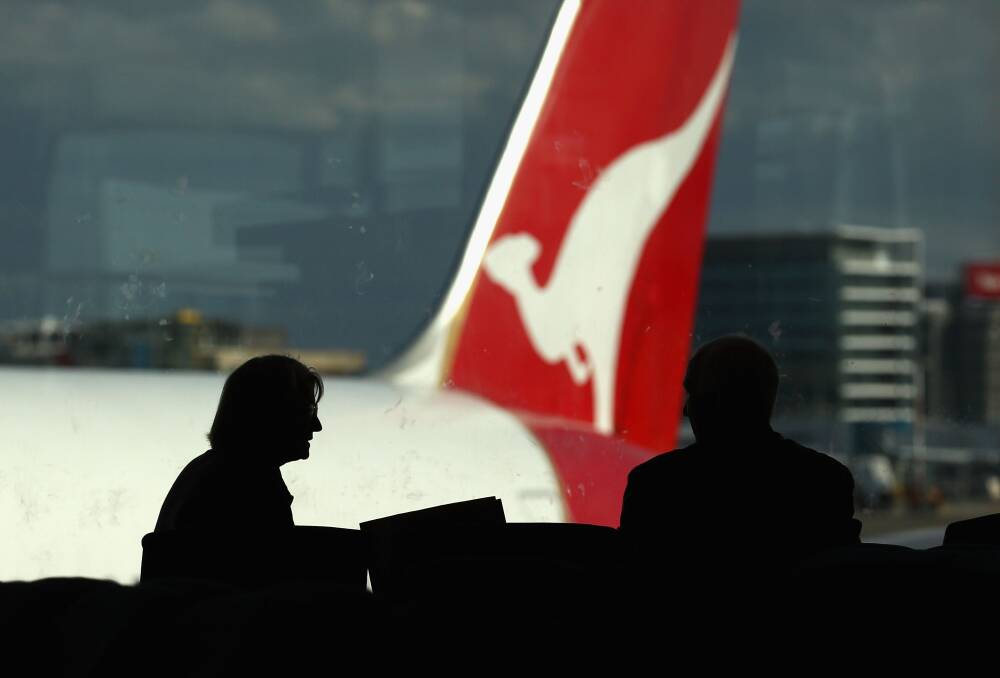 A woman has died despite the efforts of staff and medical practitioners aboard a Qantas flight to Dubbo. 