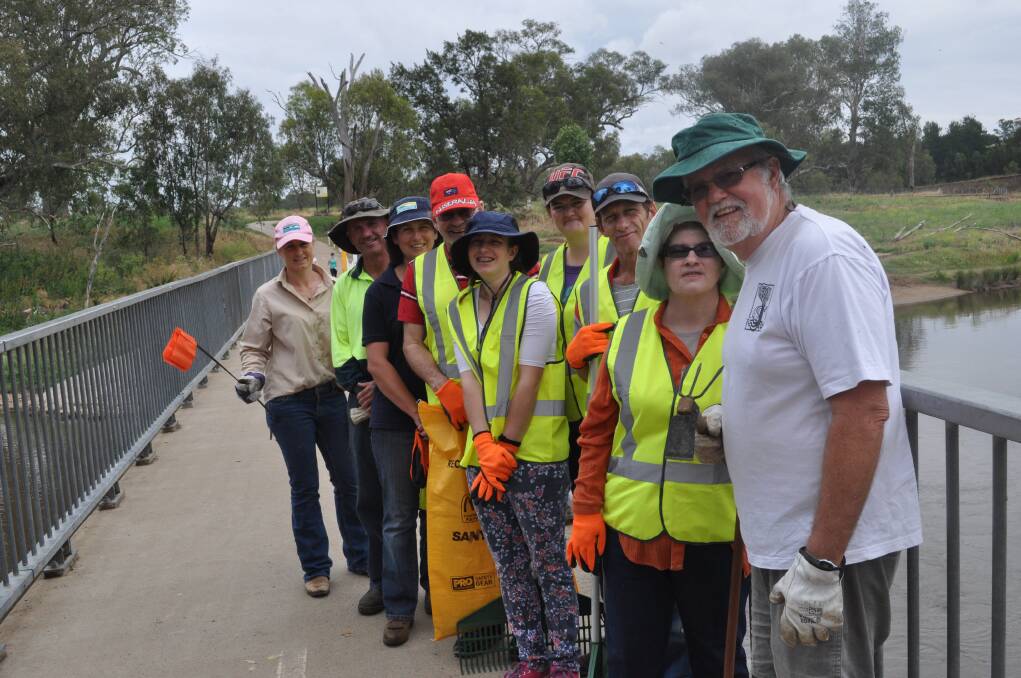 Sam Davis from DPI Fishing and Aquaculture, Warren Gawthorne from Dubbo City Council, Challenge Disability Services disability educator Rebecca Robb, Harry Carr, Melissa Rule, Carly Croghan, Reg Ireland, Marcelle Huppatz and Phil Priest from Dubbo Macquarie River Bushcare. 						              Photo: ANTHONY CINI