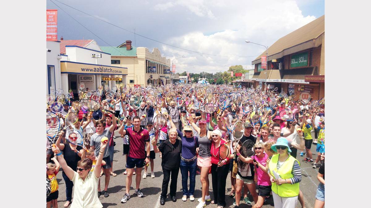 An amazing 772 Parkes people braved the weather conditions on Saturday to set a new Guinness World Record for the most people simultaneously bouncing a tennis ball on a racquet for 10 seconds.