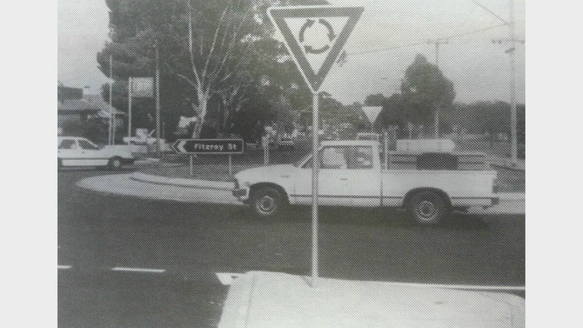 #TBT JANUARY 1993: Traffic negotiates the new roundabout at the Cobra-Fitzroy Street intersection. 