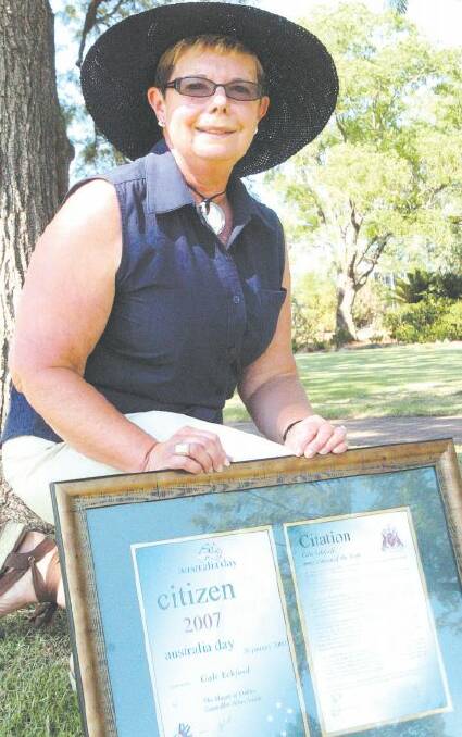 AUSTRALIA DAY HONOURS 2007: Dubbo’s 2007 Citizen of the Year Gale Eckford accepts her award in front of a record crowd in Victoria Park yesteday morning.