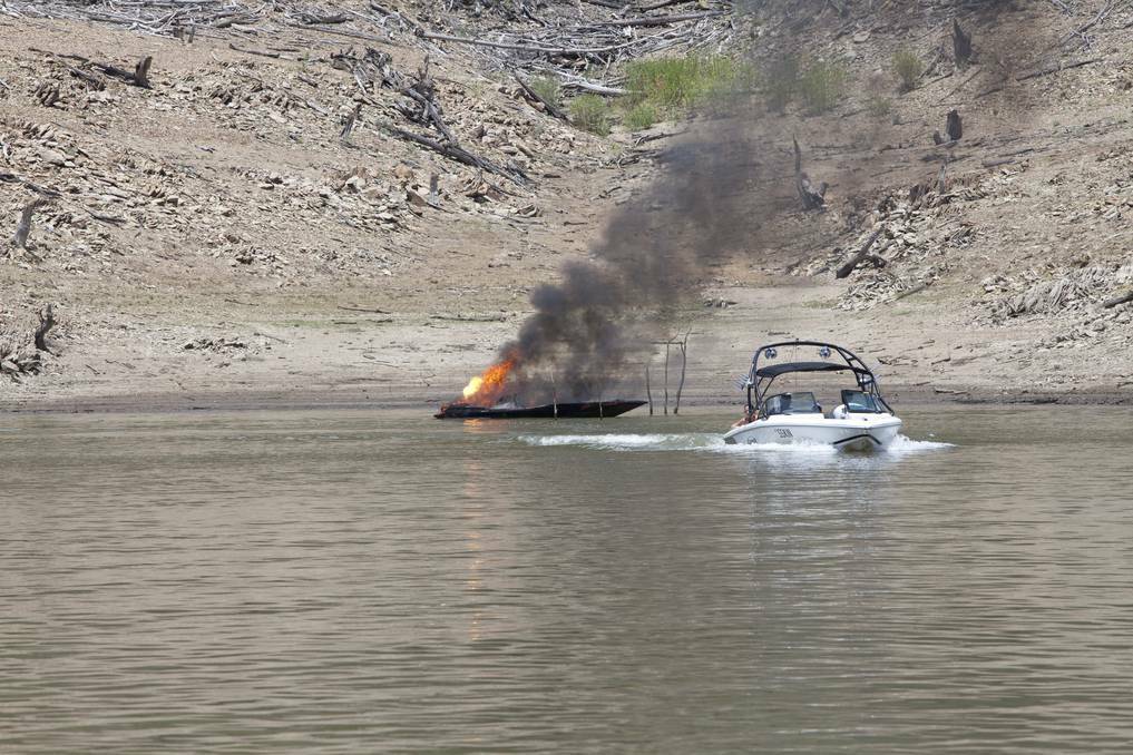 DUBBO: The 18-foot ski boat burns out before sinking to the bottom of Burrendong Dam. Photo: Anna Wojcik