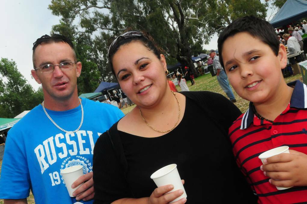 Chris Ross with Jodie and Dylan Gowans at the Dubbo Farmers Markets. Photo: KATHRYN O'SULLIVAN
