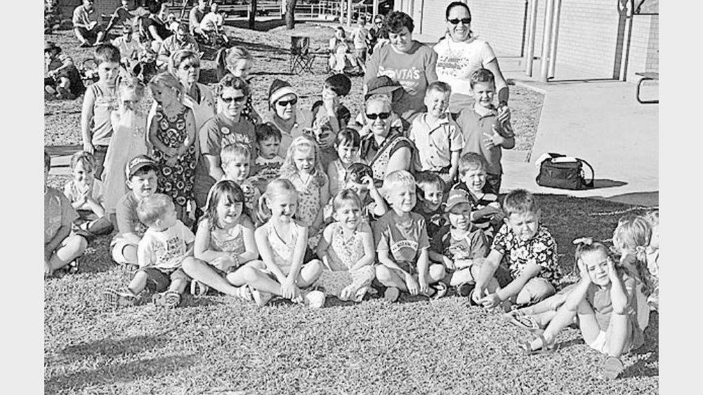 West Dubbo Preschool teachers and children in 2005. 