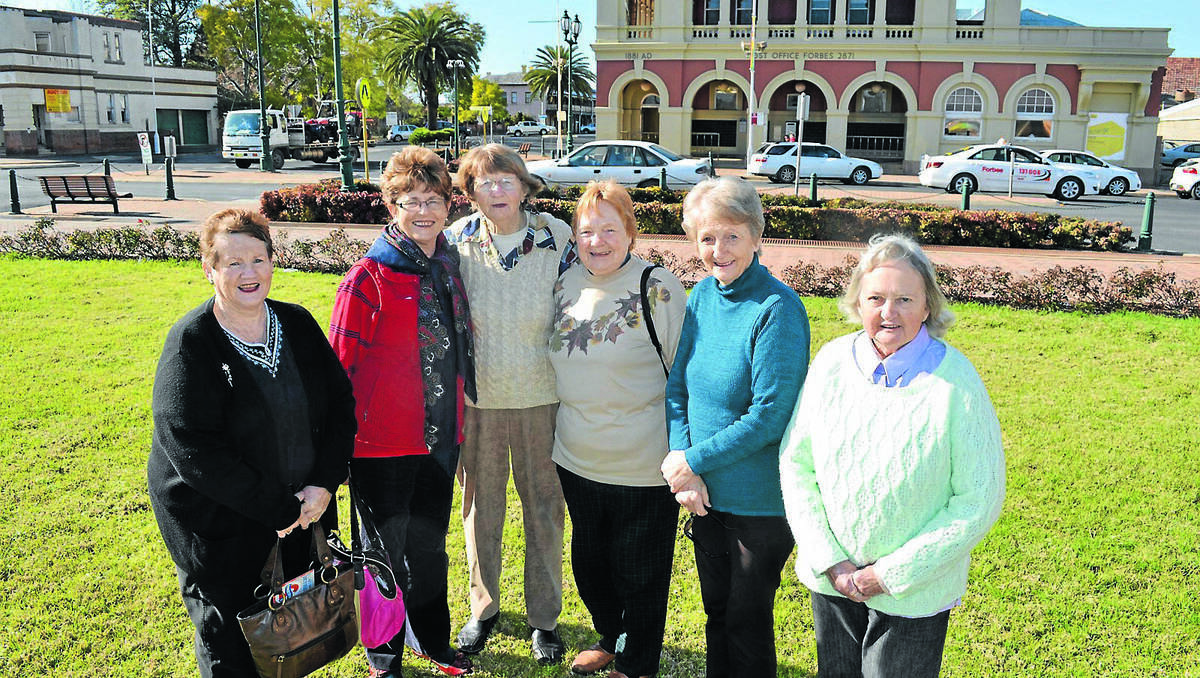 FORBES: Friends of Forbes Hospital’s 2013/14 committee includes (l-r) Barbara Hoswell (vice president and ­assistant secretary / treasurer), Ann Williams (president), Lee Reynolds (vice president), Wilma ­Hepburn (publicity officer), Gloria Haley (secretary / treasurer) and Coral McConnell.
