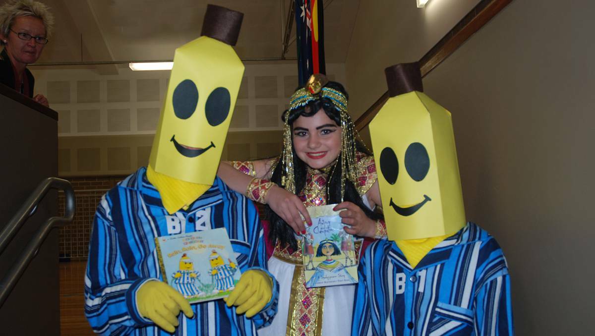 LITHGOW: Cooerwull School’s Bethany Newsom (Cleopatra) is flanked by Bryson Dukes (B2) and Austyn Lincoln (B1) for book week.