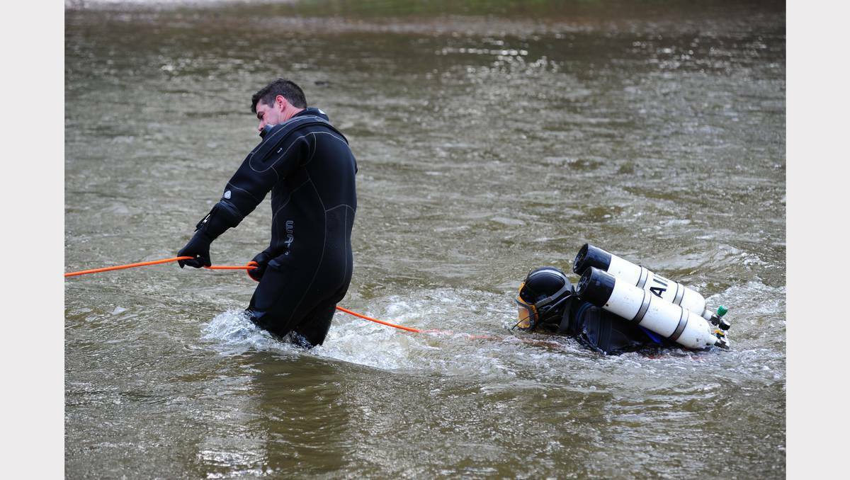 DUBBO: Police divers hunt for clues connected to the disappearance of Dubbo man Alois Rez. Photo: BELINDA SOOLE