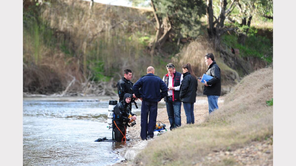 Police divers hunt for clues connected to the disappearance of Dubbo man Alois Rez Photo Belinda Soole