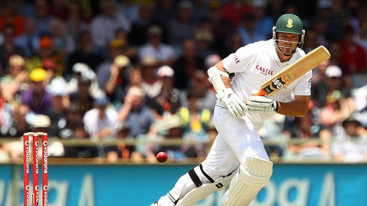 Graeme Smith of South Africa works the ball away. Photo: Getty Images