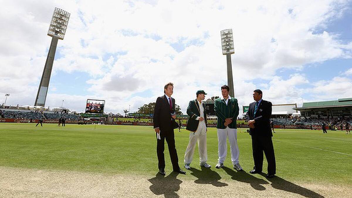 Michael Clarke of Australia and Graeme Smith of South Africa at the coin toss. Photo: Getty Images