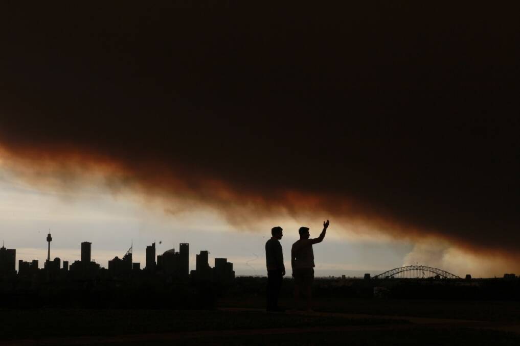 A cloud of bush fire smoke blows over Sydney. Photo: Ben Rushton 