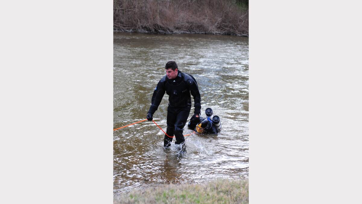 Police divers hunt for clues connected to the disappearance of Dubbo man Alois Rez. Photo: BELINDA SOOLE