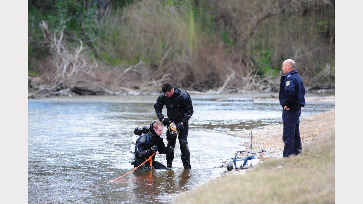 Police divers hunt for clues connected to the disappearance of Dubbo man Alois Rez. Photo: BELINDA SOOLE