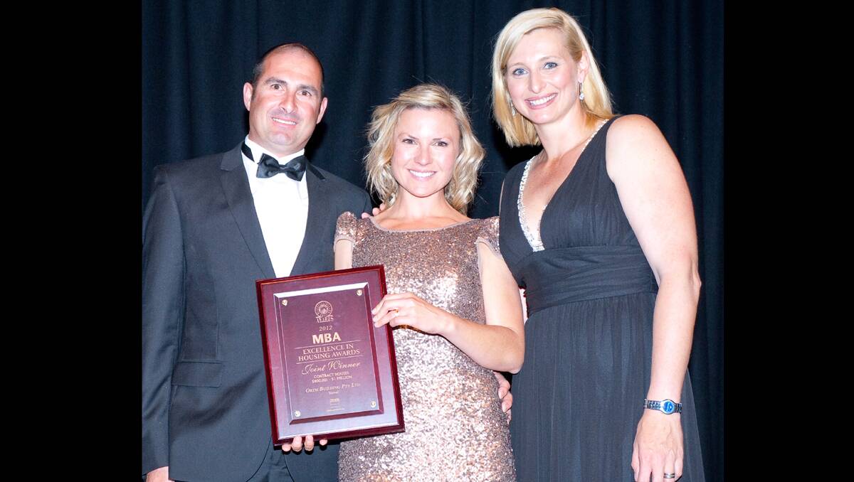 Steve and Anna Orth receiving the Master Builders’ Association award from television personality Johanna Griggs. 