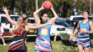 Fusion Heat's Bec Weekes looks to find an open player on Saturday in her side's close win over Narromine. Picture: Amy McIntyre