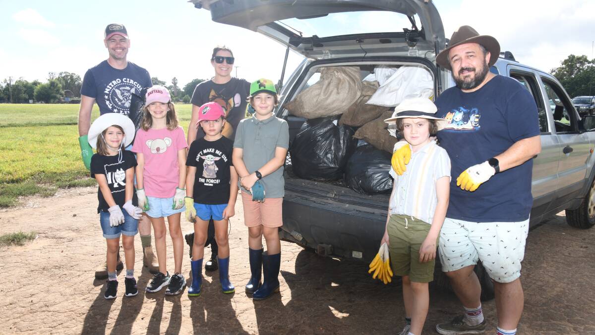 CLEANING UP: Locals gathered together to clean up parts of Dubbo on Sunday for Clean Up Australia Day. Picture: AMY MCINTYRE