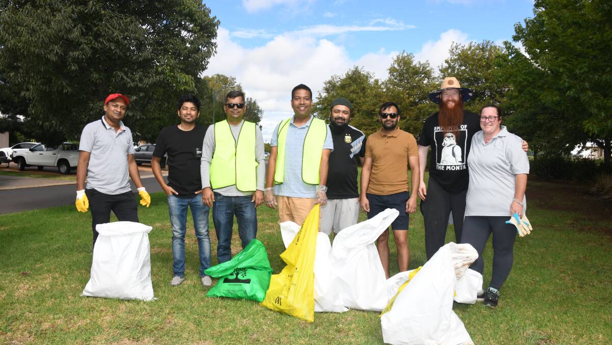 DOWN SOUTH: Residents of Southlakes Estate were on hand to clean up litter around the residential area on Sunday. Picture: AMY MCINTYRE