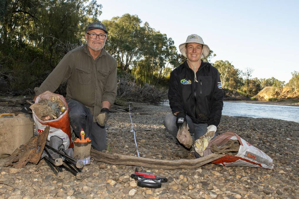 Professor Steve Smith from CSU and Bron Powell, Project Manager - Central Murray Darling Basin at OzFish set up a litter monitoring site on the Macquarie. Picture by Belinda Soole