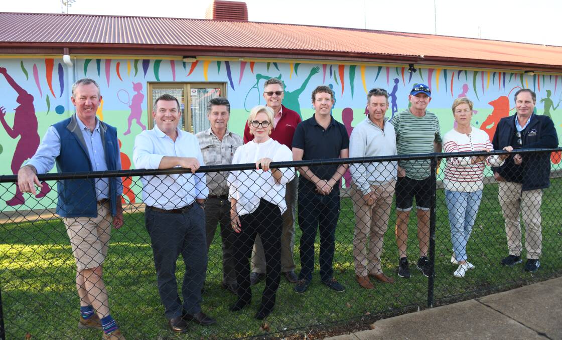 Paramount Tennis Committee with member for Dubbo Dugald Saunders and local artist Gill Pedrana. Picture by Amy McIntyre