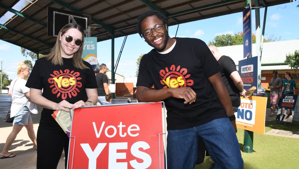 Amelia Craig with Tomi Orundami campaigning for 'Yes' at Dubbo South Public School. Picture by Amy McIntyre