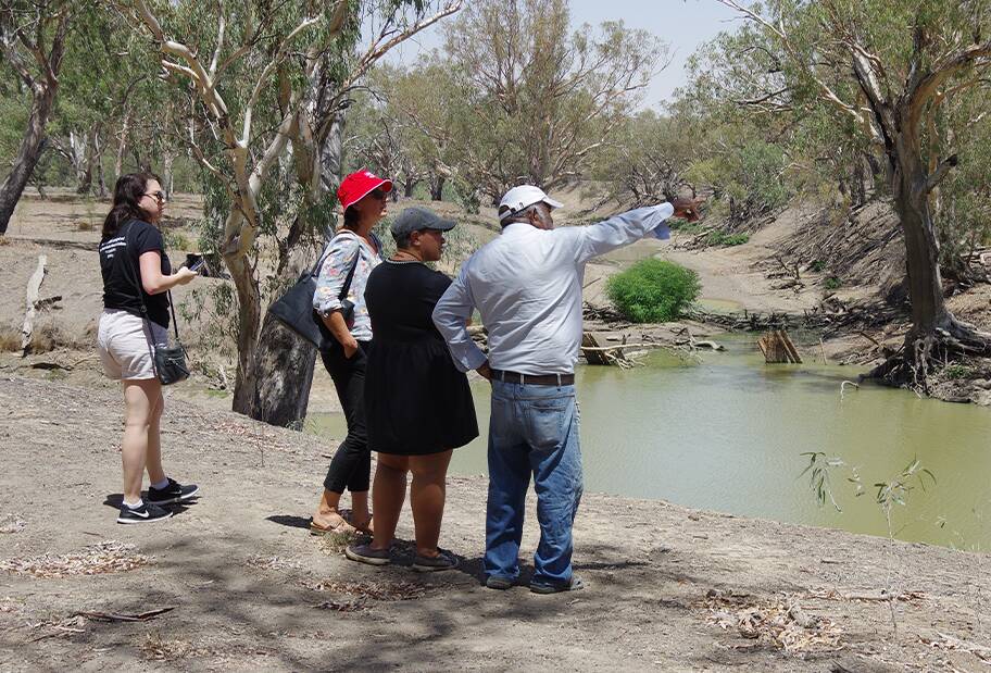 Dharriwaa Elders Group Speaker Clem Dodd discussing changes to the rivers near Walgett with Yuwaya Ngarra-lis Peta MacGillivray and Professor Jacqui Webster and Keziah Bennett-Brook from the George Institute for Global Health. Picture via UNSW