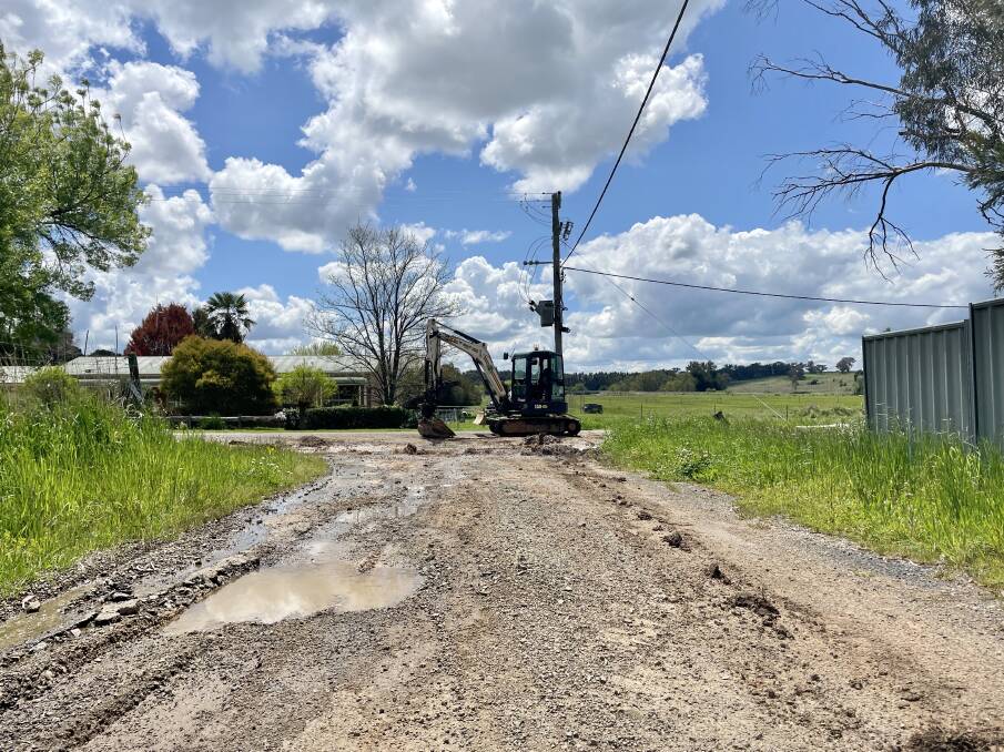 Looking down Molong's Thistle Street adjoining Kite Street at base, where a garbage truck became bogged and towed away on Monday. Picture by Emily Gobourg.
