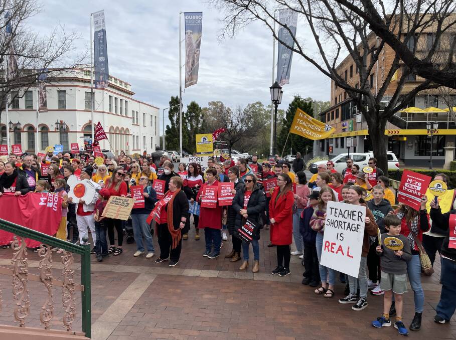Teachers from public and private schools in Dubbo-Orana and Central West schools held a protest action at Dubbo on 30 June, 2022. Picture: Elizabeth Frias