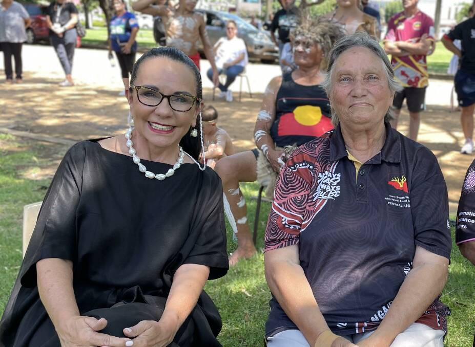 Minister for Indigenous Australians Linda Burney with Aunty Margaret Walker in Dubbo's Victoria Park. Picture by Bageshri Savyasachi