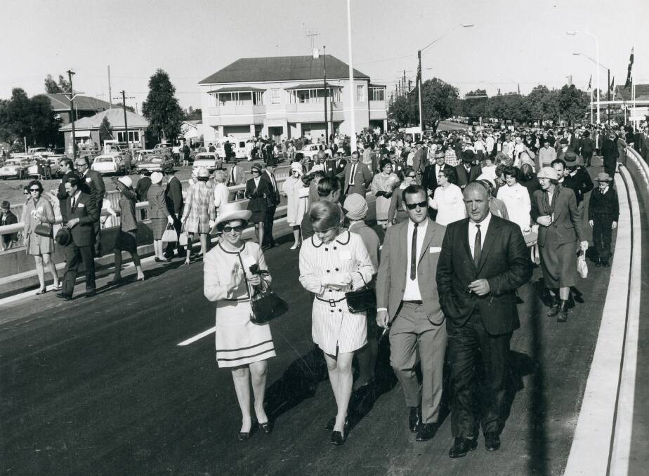 Crowd walking across on bridge at the official opening of the L H Ford Bridge on 26 September 1969. The bridge was named after former Dubbo Mayor and Member for Dubbo, Leslie Hunter Ford. Picture: Local Studies Collection, Dubbo Regional Council