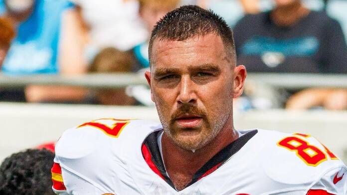Travis Kelce dripping with sweat during an NFL game with the Kansas City Chiefs. Picture via @killatrav