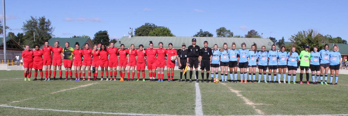 Dubbo and Bathurst prior to kick-off in the women's match. Photo: BRADLEY JURD