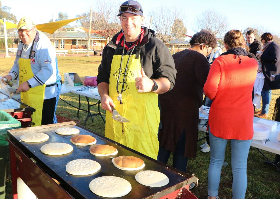 Cooking Up a Storm: Simon Murphy, Deputy Headmaster – Senior School cooking pancakes at the 2017
fundraiser.