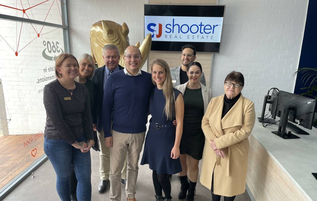 SJ Shooter team with Dubbo Chamber of Commerce president Errin Williamson. Picture: Daily Liberal 