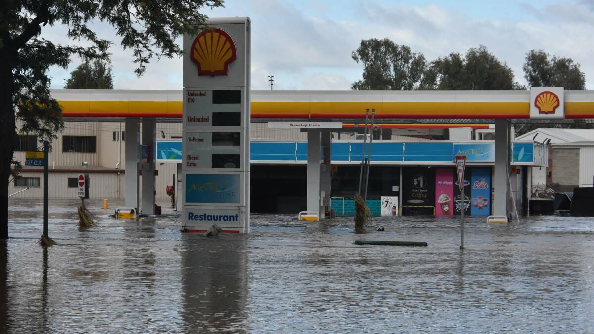 Shell Petrol Station in Cowra is completely flooded. 
