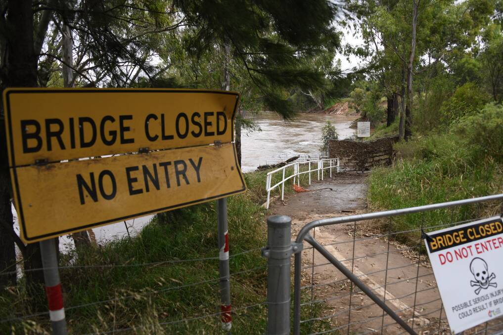 The Tamworth Pedestrian Bridge has been closed due to flood waters. Picture by Amy McIntyre 