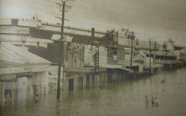 Talbragar Steet was under water during the 1955 floods.
