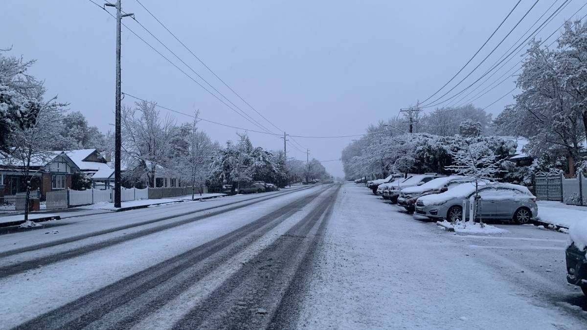 SNOW CLOSURES: Streets throughout Orange are blanketed in heavy snowfall. hoto: TRACEY PRISK.
